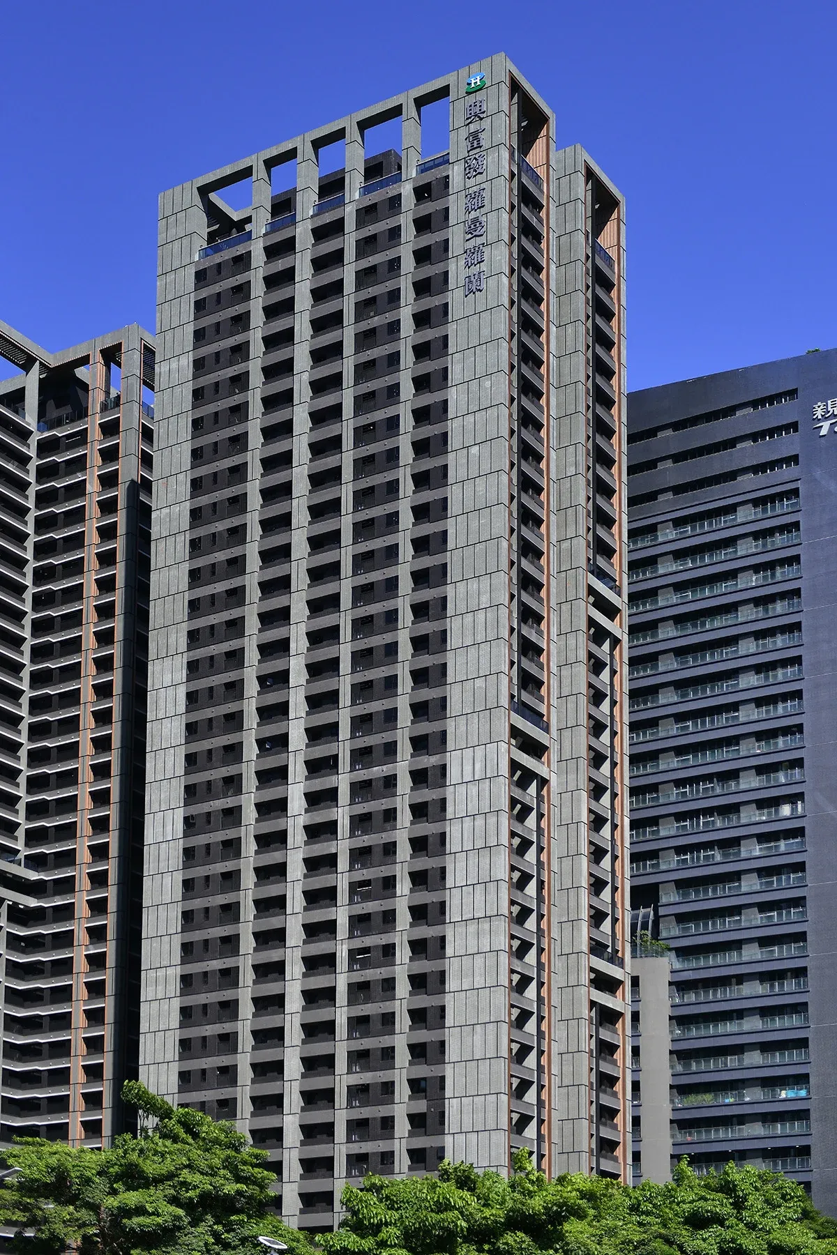 蘿曼蘿蘭｜市政路第一排，隱富大道燙金門牌