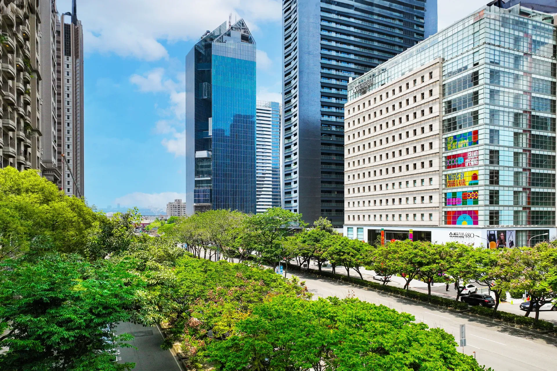 市政路第一排，隱富大道燙金門牌